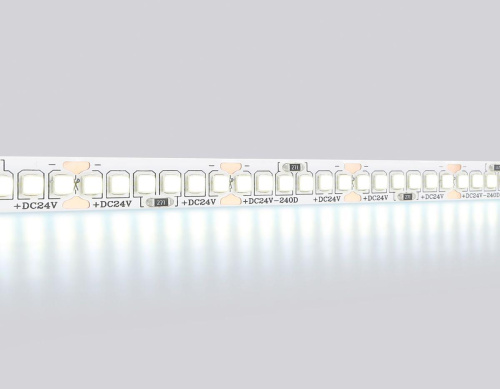 Светодиодная лента Ambrella Light 22W/m 240LED/m 2835SMD холодный белый 5M GS3503
