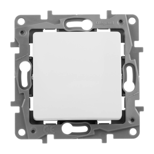 Выключатель кнопочный одноклавишный Legrand Etika 6A 250V белый 672214