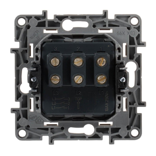 Выключатель трехклавишный Legrand Etika 10A 250V слоновая кость 672313