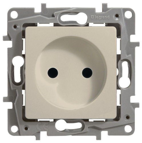 Розетка 2К Legrand Etika 16A 250V б/з со шторками винтовой зажим слоновая кость 672334
