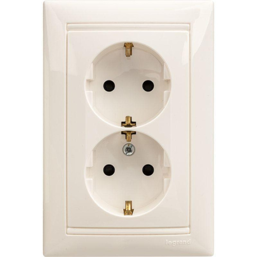 Розетка 2x2К+З Legrand Valena 16A 250V с/з со шторками винтовой зажим белая 774427