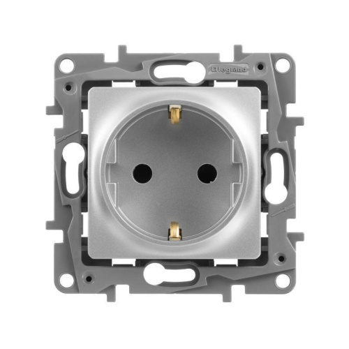Розетка 2К+З Legrand Etika 16A 250V с/з со шторками винтовой зажим немецкий стандарт алюминий 672422