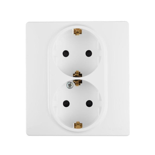 Розетка 2X2К+З Legrand Etika 16A 250V с/з со шторками безвинтовой зажим немецкий стандарт белый 672233