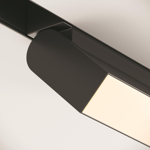 Трековый светодиодный светильник для магнитного шинопровода Maytoni Track lamps TR013-2-20W3K-B Трековый светодиодный светильник для магнитного шинопровода Maytoni Track lamps TR013-2-20W3K-B