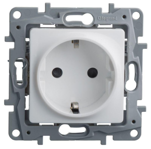 Розетка 2К+З Legrand Etika 16A 250V с/з со шторками винтовой зажим немецкий стандарт белый 672222